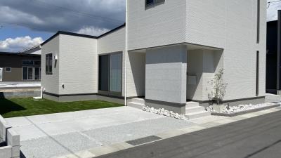 人工芝が映える 白基調のシンプル外構(岡山市 モデルハウス)