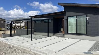 ツートンカーポートが映える 軽快な縦スリットの駐車場(岡山市 M様邸)