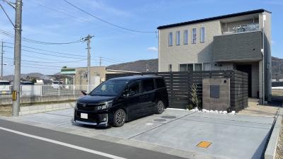 ブラックのフェンスが印象的な プライベートガーデン(岡山市 B様邸)